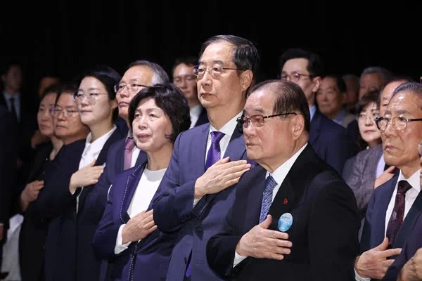 ▲ Prime Minister Han Deok-soo is saluting the national flag with guests at the ceremony commemorating the 105th anniversary of the establishment of the Provisional Government of the Republic of Korea held at the National Provisional Government of the Republic of Korea Memorial Hall in Seodaemun-gu, Seoul on the morning of the 11th. (Photo/provided by Yonhap News)