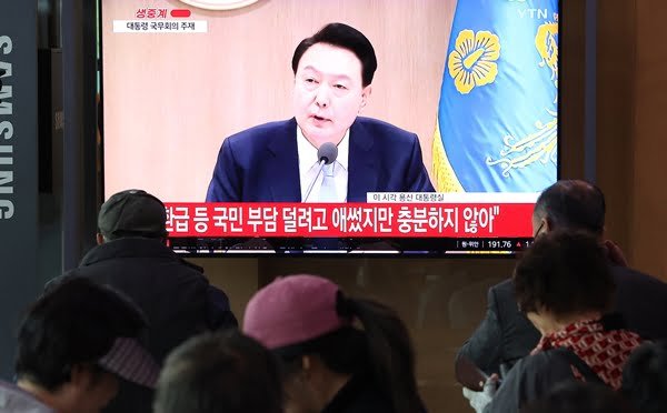 ▲ On the morning of the 16th, citizens are watching President Yoon Seok-yeol's full remarks broadcast live at the Cabinet meeting at Seoul Station in Jung-gu, Seoul. (Photo/provided by Yonhap News)