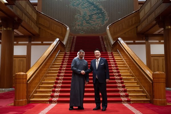 ▲ President Yoon Seok-yeol is shaking hands with President Muhammad bin Zayed Al Nahyan after dinner at the friendly dinner for the state visit of the President of the United Arab Emirates (UAE) to Korea held at the main building of the Blue House on the 28th. (Photo/provided by Yonhap News)