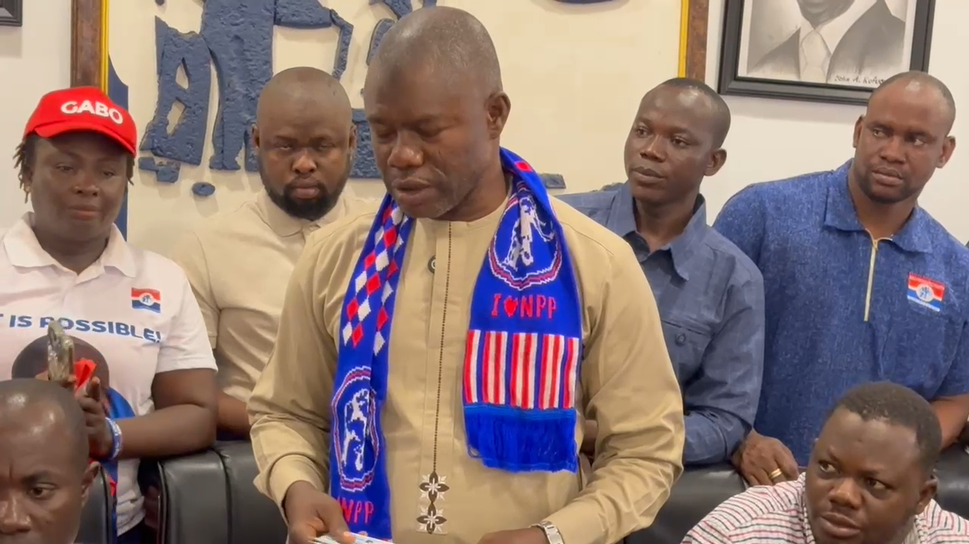 Dozens of NPP youth organisers pick nomination forms for Bawumia at party HQ