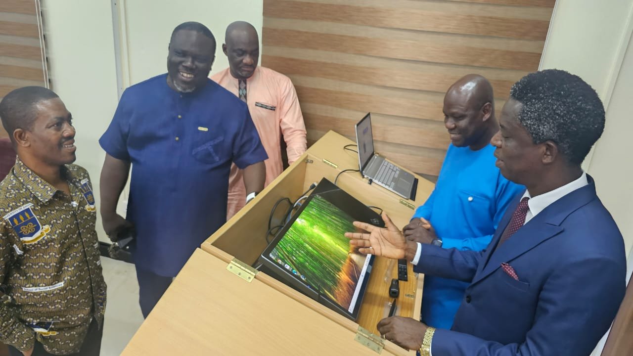 UG 2005 MPhil Economics alumni donate digital equipment to modernise graduate lecture halls