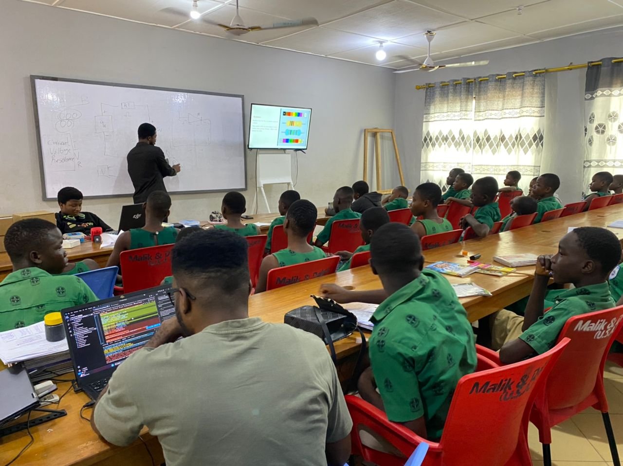 Young and Safe Project introduces pupils of Ho Dome E.P. Basic to robotics and virtual reality technology