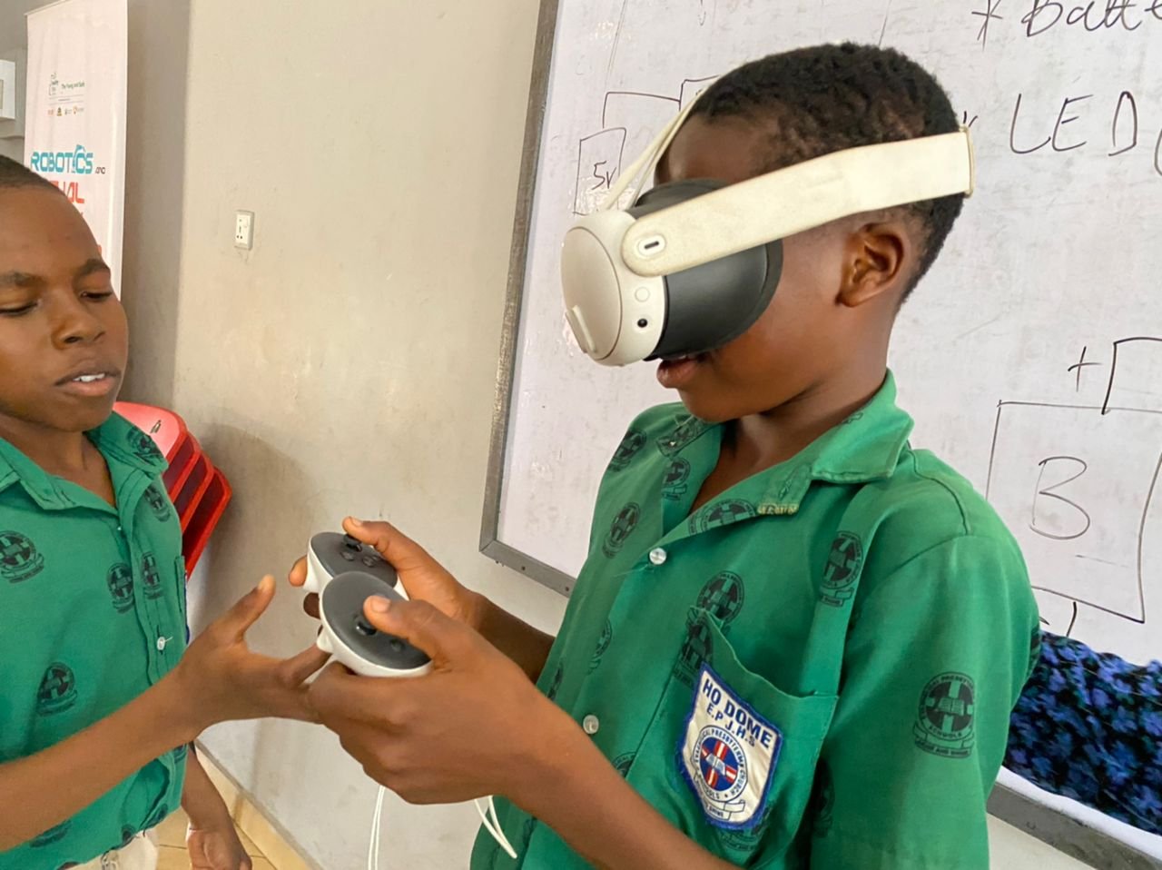 Young and Safe Project introduces pupils of Ho Dome E.P. Basic to robotics and virtual reality technology