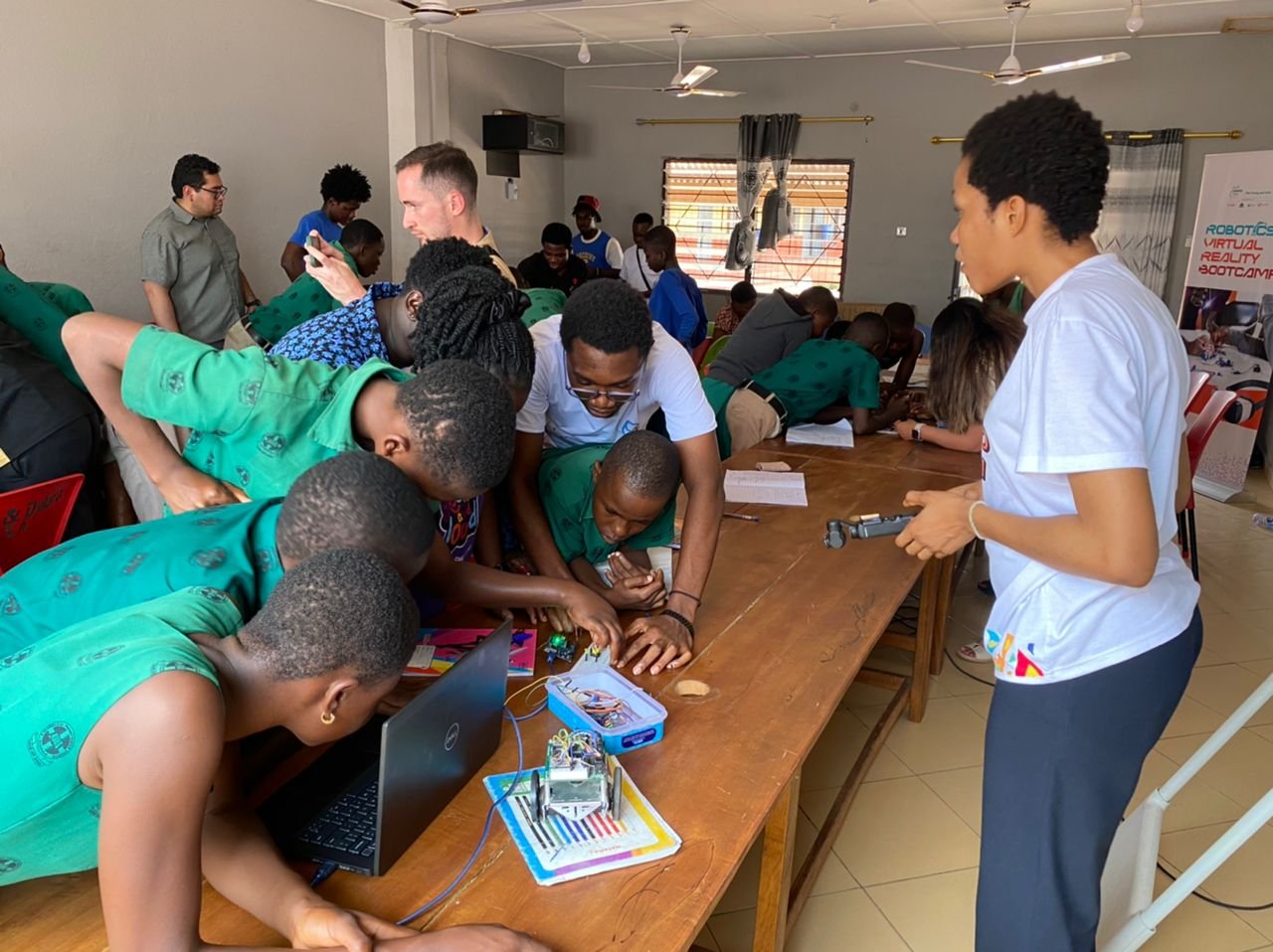 Young and Safe Project introduces pupils of Ho Dome E.P. Basic to robotics and virtual reality technology