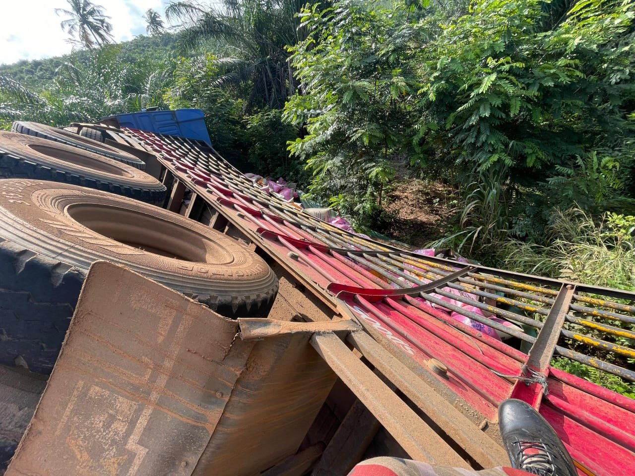 Multiple trapped in road accident near Yamoransa