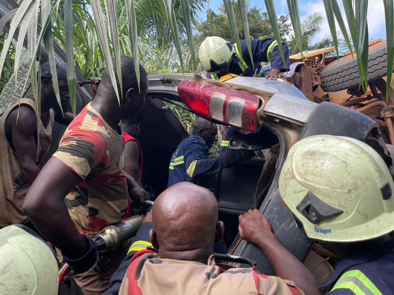 Multiple trapped in road accident near Yamoransa