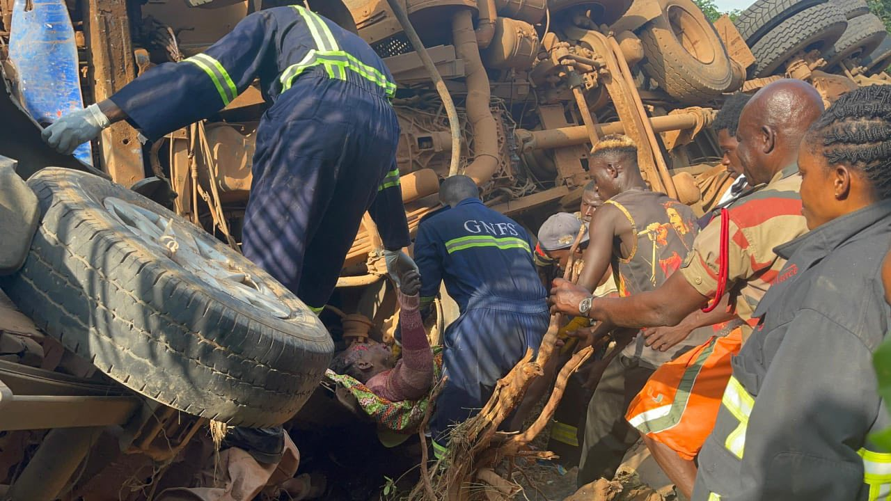 Multiple trapped in road accident near Yamoransa