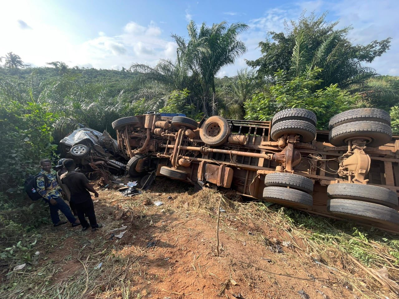 Multiple trapped in road accident near Yamoransa