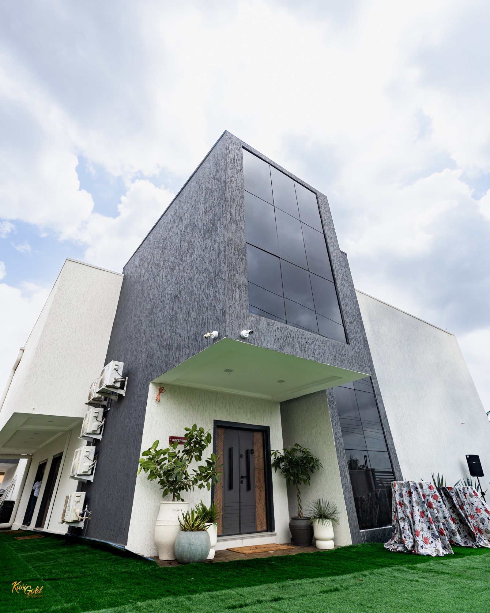 Joe Mettle opens ultra-modern Reverb Studios  at Sowutuom 