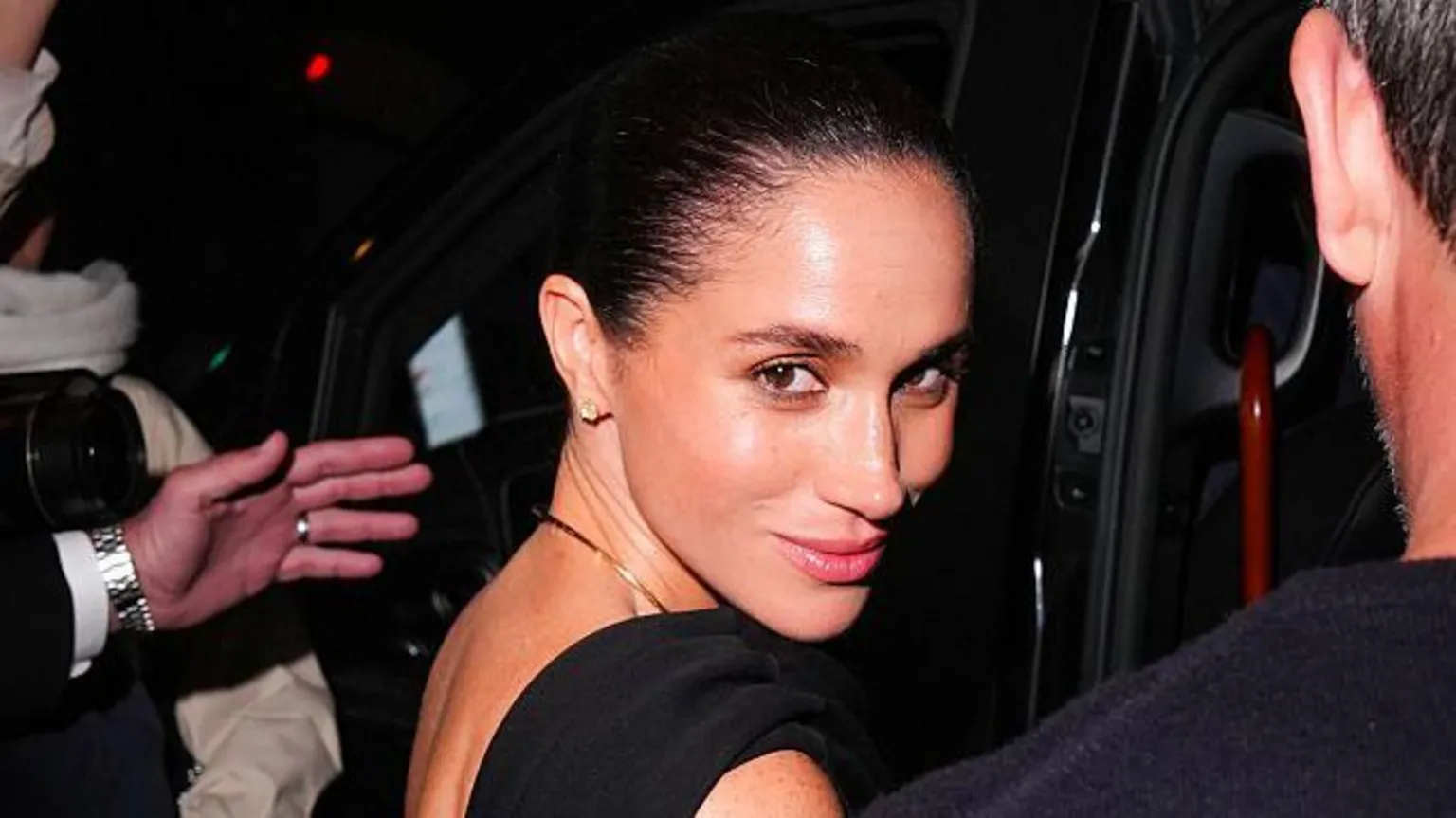 Meghan makes surprise appearance at Paris Fashion Week