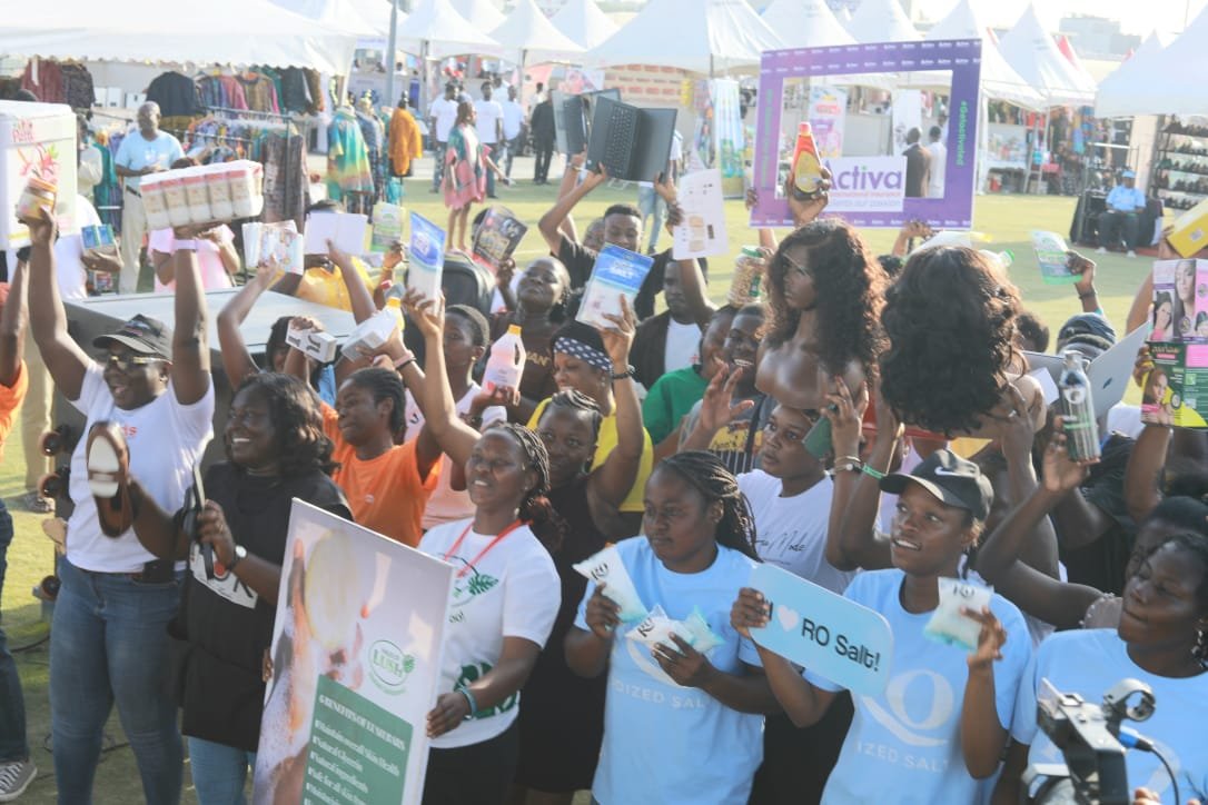 Perez Musik leads patrons and vendors in spirit-filled worship at grand finale of Ecobank-JoyBusiness SME Fair