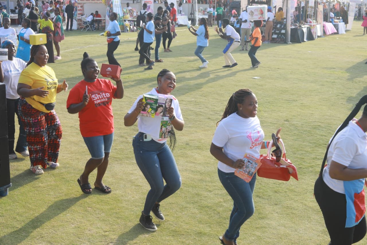 Perez Musik leads patrons and vendors in spirit-filled worship at grand finale of Ecobank-JoyBusiness SME Fair