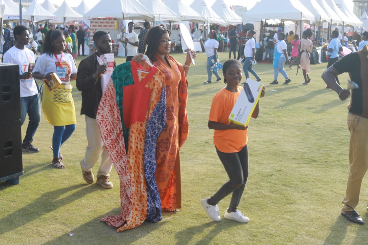 Perez Musik leads patrons and vendors in spirit-filled worship at grand finale of Ecobank-JoyBusiness SME Fair