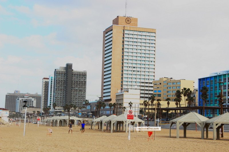 Photos: Busy Sunday Morning at Tel Aviv Beach