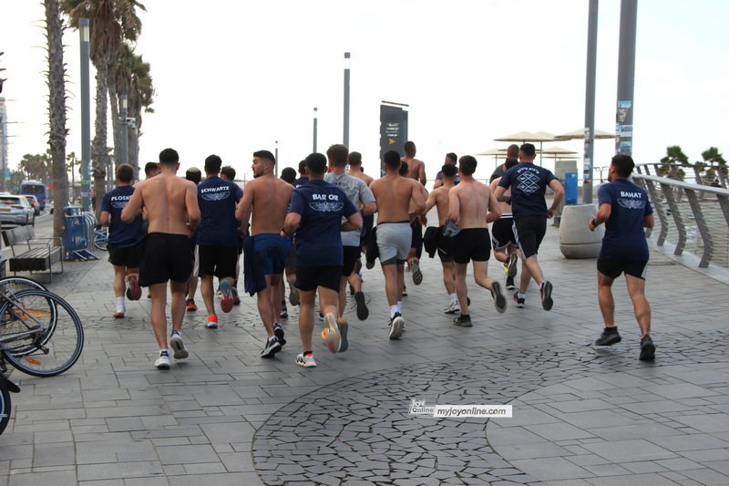 Photos: Busy Sunday Morning at Tel Aviv Beach