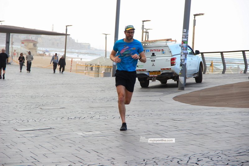 Photos: Busy Sunday Morning at Tel Aviv Beach