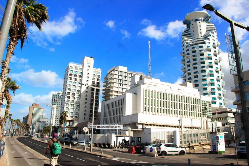 Photos: Busy Sunday Morning at Tel Aviv Beach