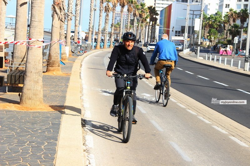 Photos: Busy Sunday Morning at Tel Aviv Beach