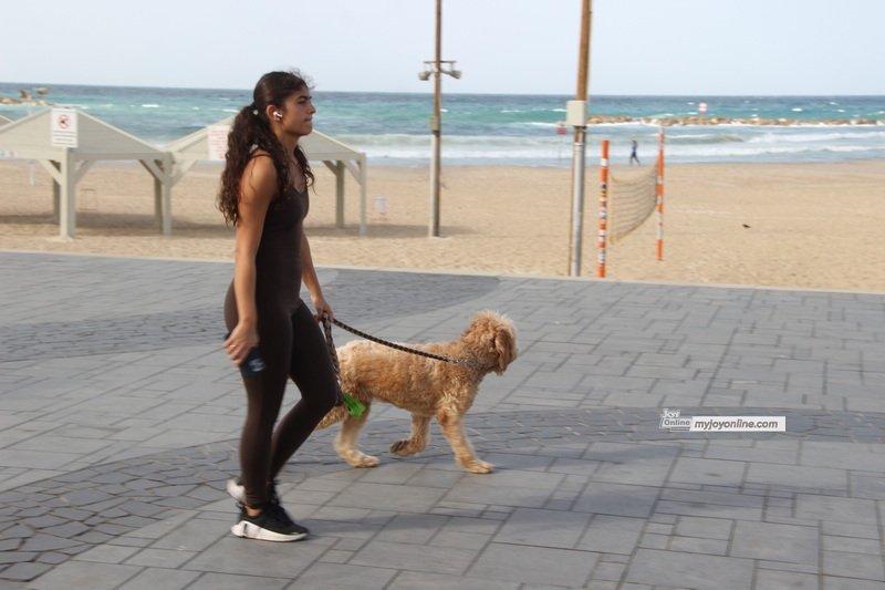 Photos: Busy Sunday Morning at Tel Aviv Beach