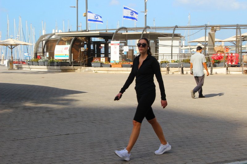 Photos: Busy Sunday Morning at Tel Aviv Beach