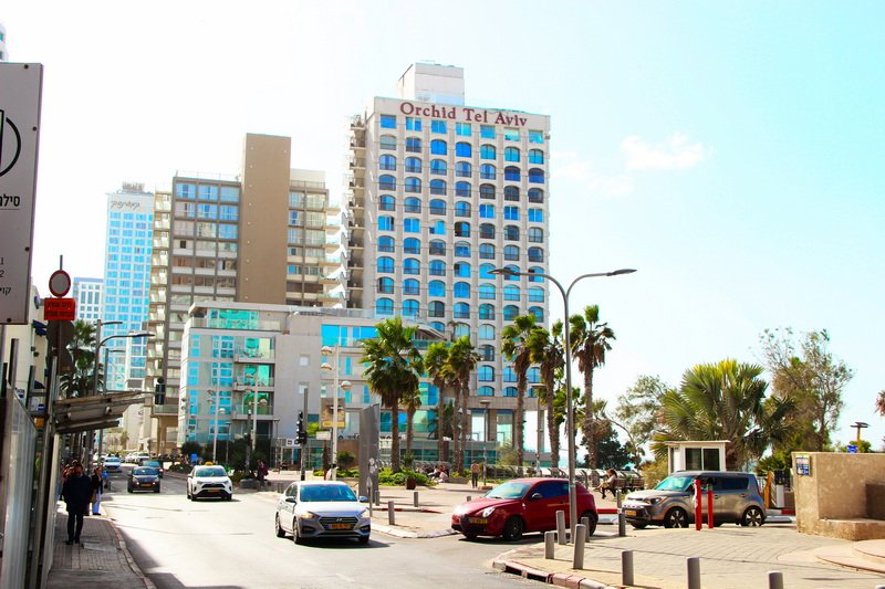 Photos: Busy Sunday Morning at Tel Aviv Beach