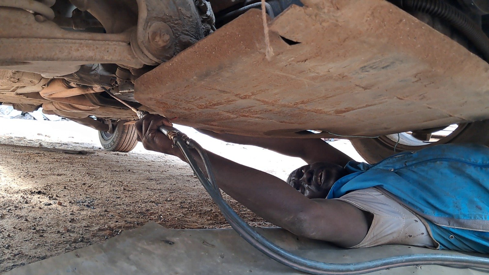 Experts say missing engine part in most Ghanaian vehicles polluting air, sickening people