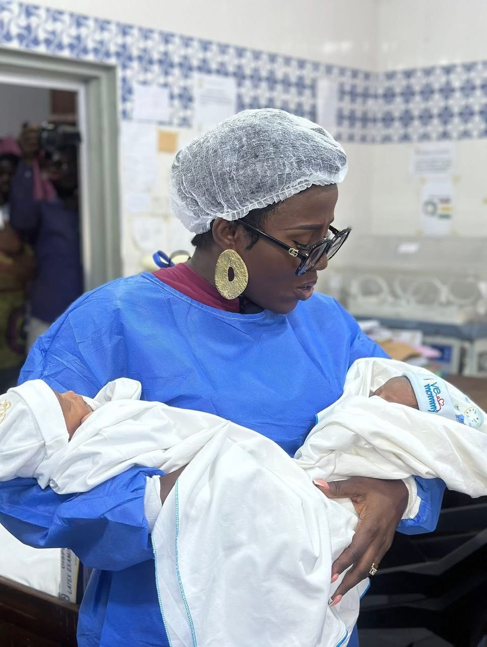 Diana Hamilton clears medical bills for new mothers at Mamobi Hospital