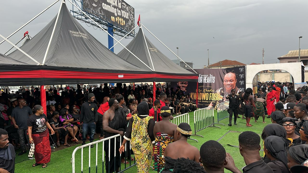 Daddy Lumba: Brisk business as fans defy rains to honour highlife legend Daddy Lumba: Brisk business as fans defy rains to honour highlife legend