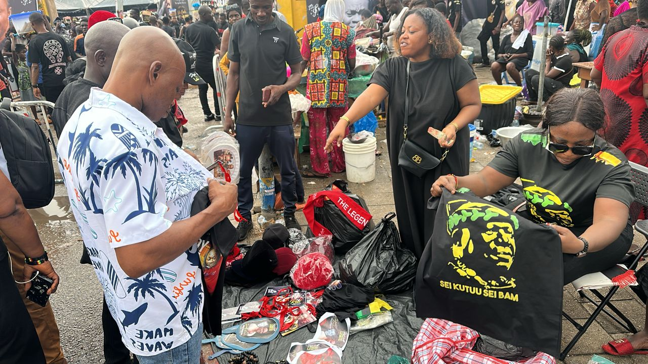 Daddy Lumba: Brisk business as fans defy rains to honour highlife legend Daddy Lumba: Brisk business as fans defy rains to honour highlife legend