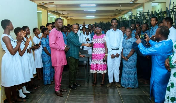 Ofosu Kwakye donates 10,000 desks and chairs to five SHS in his constituency