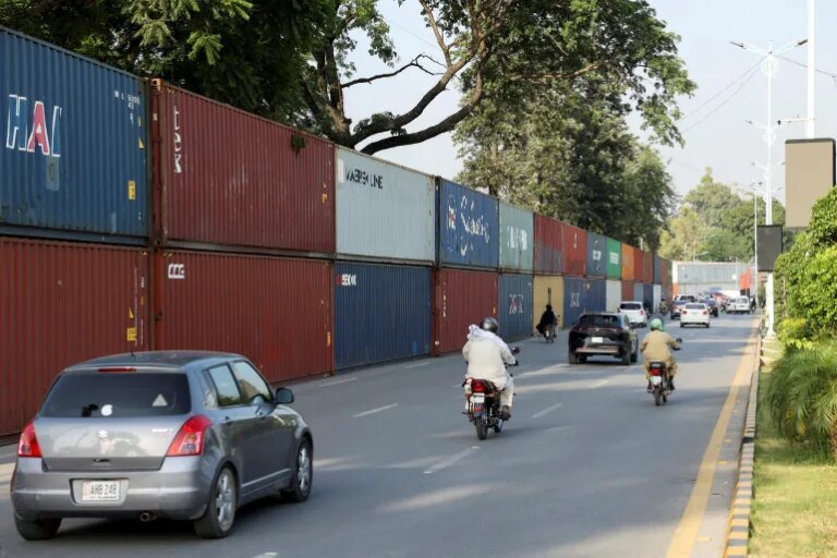 2026 10 02T070015Z 265516849 RC2NTNAKEGKJ RTRMADP 3 PAKISTAN PROTESTS CONTAINERS 1791131201