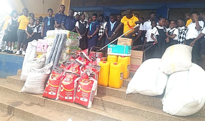 De Youngsters School donates Both students from De Youngsters International School and Akropong Scho